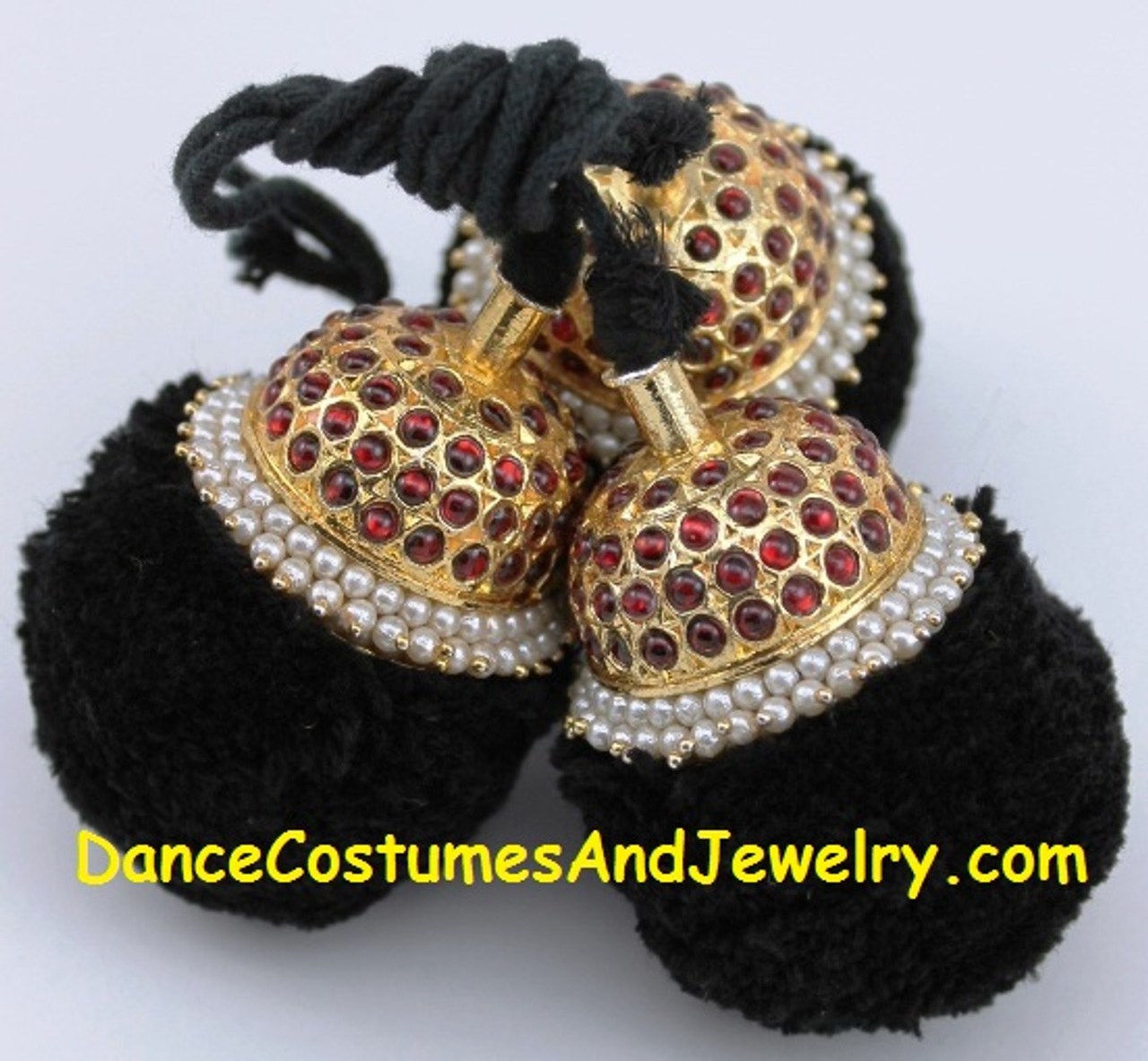 https://www.excellis.co.in/dance_jewlry//public/storage/photos/1/Products/BigRoundKunjalam_Pro__73445__12520.jpg