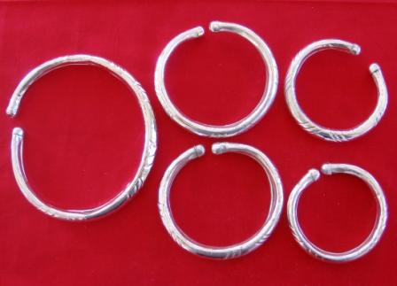 https://www.excellis.co.in/dance_jewlry//public/storage/photos/1/Products/Kada-Hasli-Set-smal__39145.jpg
