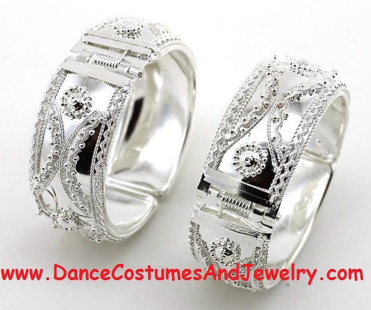https://www.excellis.co.in/dance_jewlry//public/storage/photos/1/Products/MB650_bangles_Smal__07237.jpg