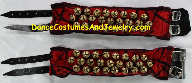 https://www.excellis.co.in/dance_jewlry//public/storage/photos/1/Products/MB_3LineVelvet_S__25200.jpg