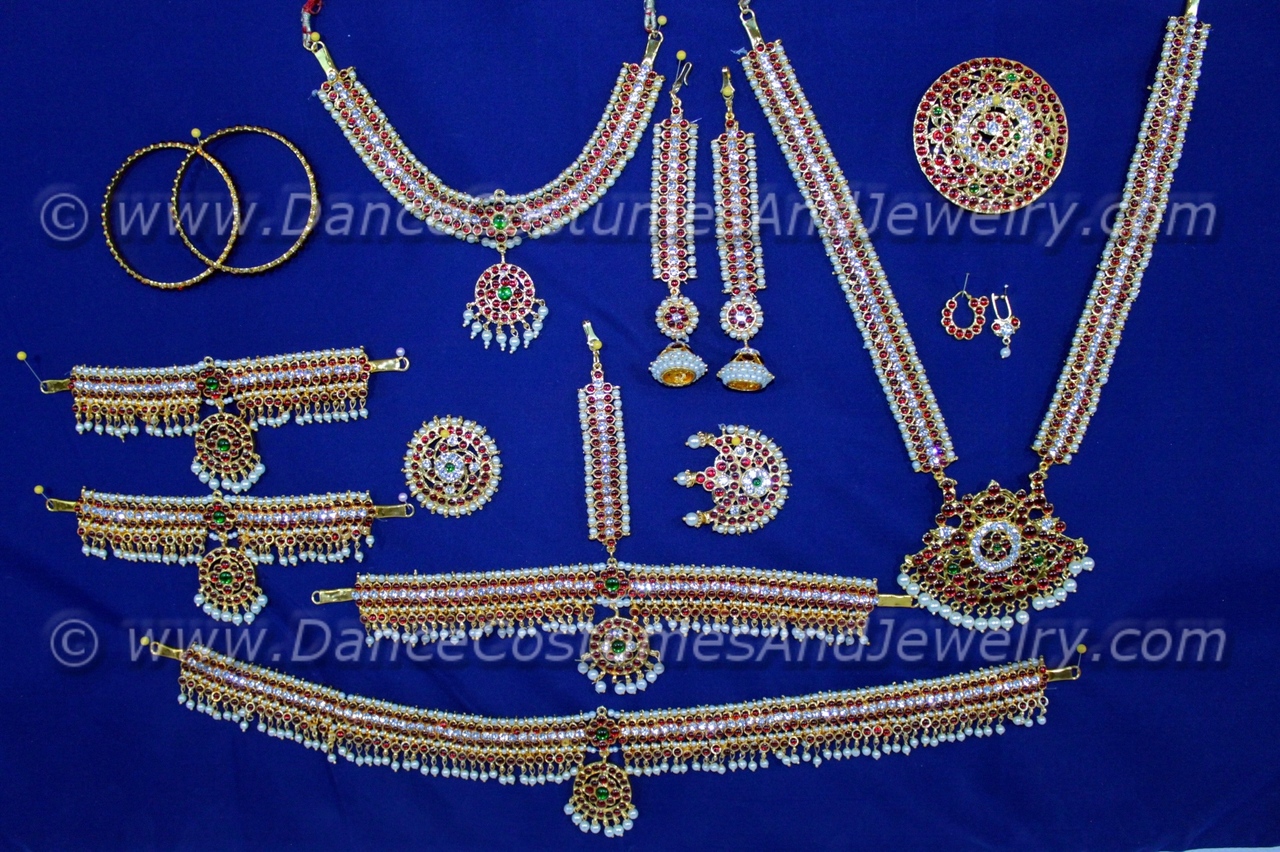 https://www.excellis.co.in/dance_jewlry//public/storage/photos/1/Products/danse_set_4727_with_white_stones_CSR__43210.jpg