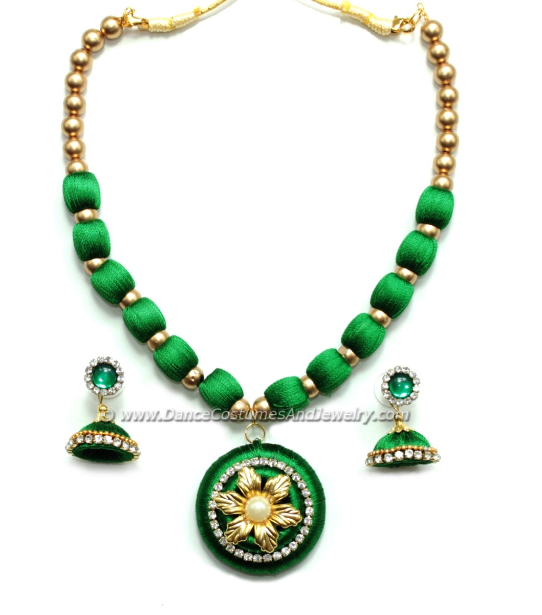 https://www.excellis.co.in/dance_jewlry//public/storage/photos/1/Products/green_Thread_necklace_set_01-DCAJ-small__38949.jpg