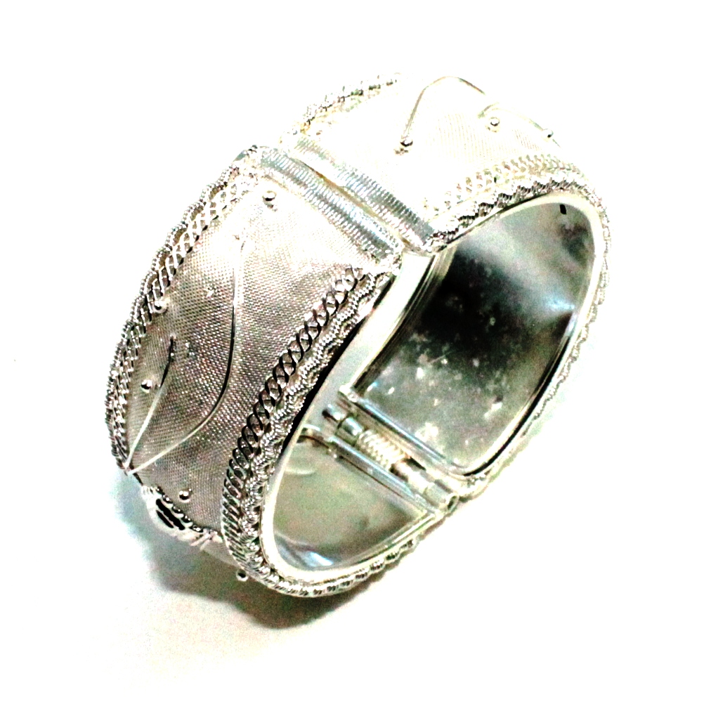 https://www.excellis.co.in/dance_jewlry//public/storage/photos/1/Products/silver_1_inch_bangle__96079.jpg